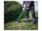 Man gebruikt grastrimmer in de tuin.