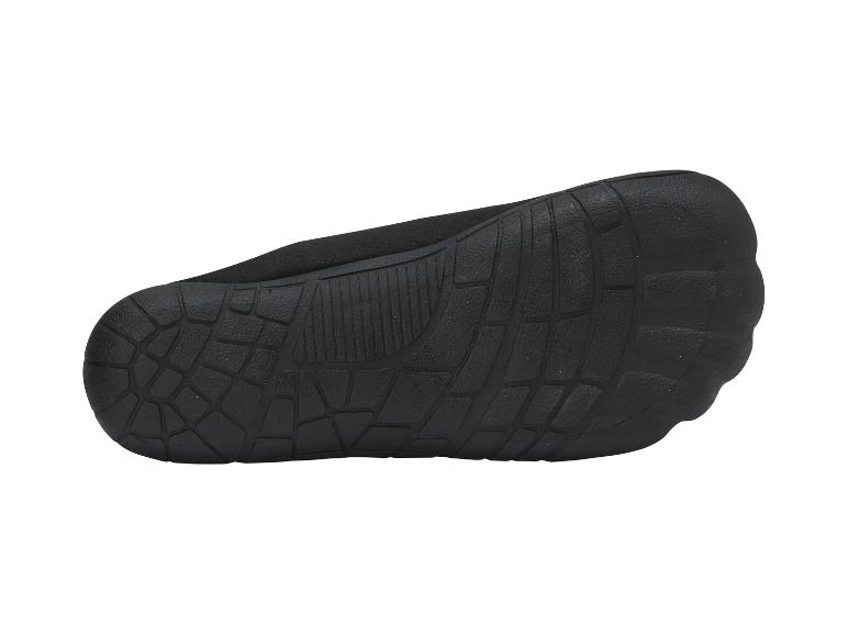 Zool van zwarte waterschoenen met antislip profiel.
