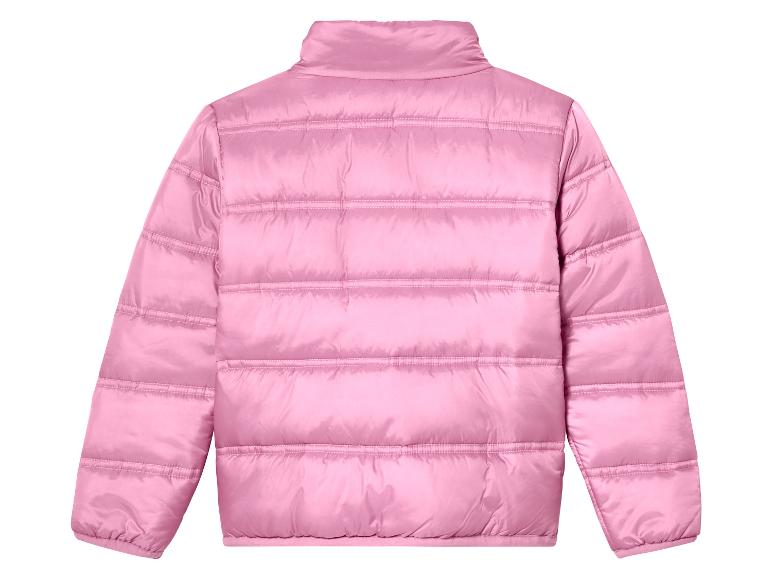 Een roze gewatteerde jas met lange mouwen.