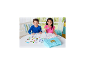 Twee kinderen maken kleurrijke kralenfiguren aan tafel met een knutselset.