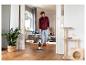 Man reinigt houten vloer met een harde vloerreiniger in een woonkamer.
