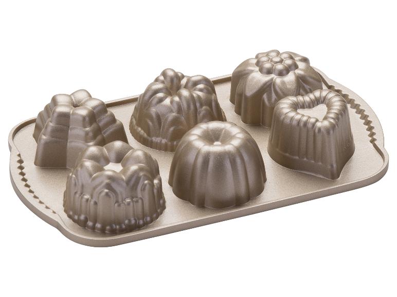 Een goudkleurige bakvorm met zes verschillend gevormde mini-tulbandvormen.