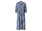 Blauw-witte maxi-jurk met ikat-patroon en driekwartmouwen.