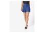 Blauwe shorts en lage sandalen.