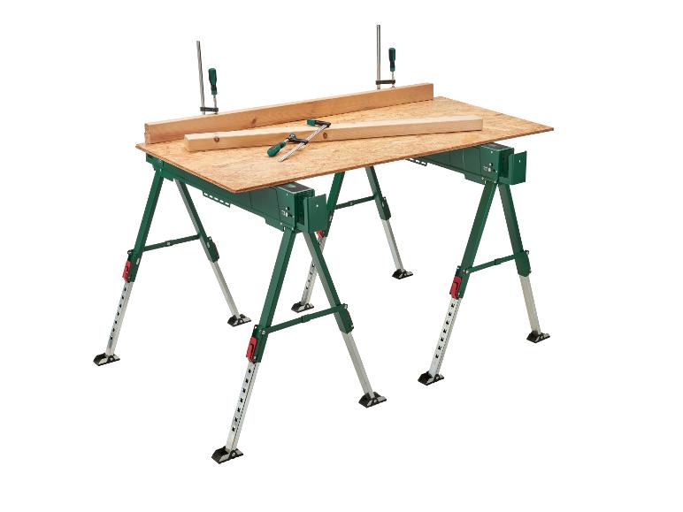 Werkbank met houten blad en klemmen op een witte achtergrond.