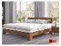 Moderne slaapkamer met houten bed, twee matrassen en nachtkastjes bij het raam.