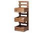 Drielaags houten wandrek met opbergkratten.