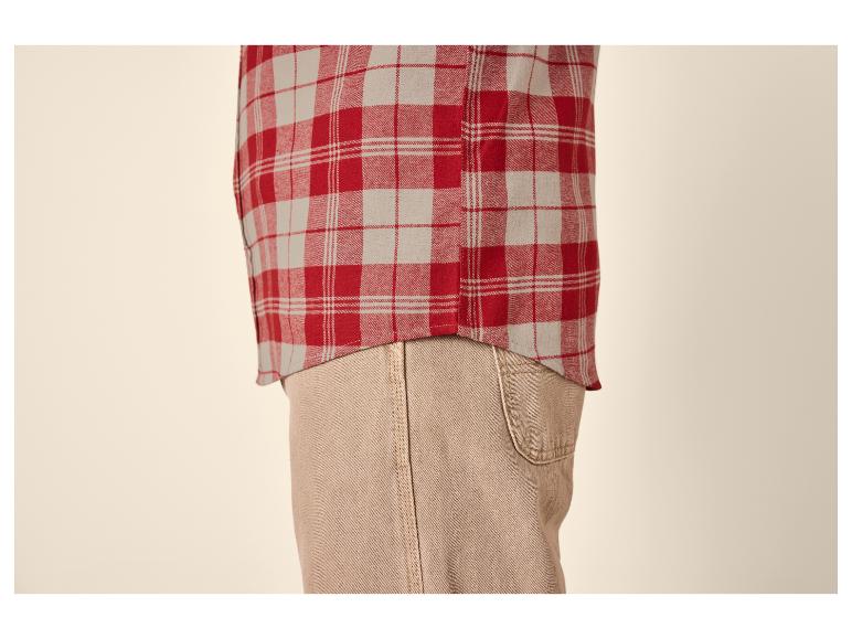 Rood en beige geruit overhemd met beige broek.