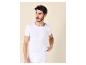 Man in wit ondershirt en witte onderbroek, kijkt naar rechts.