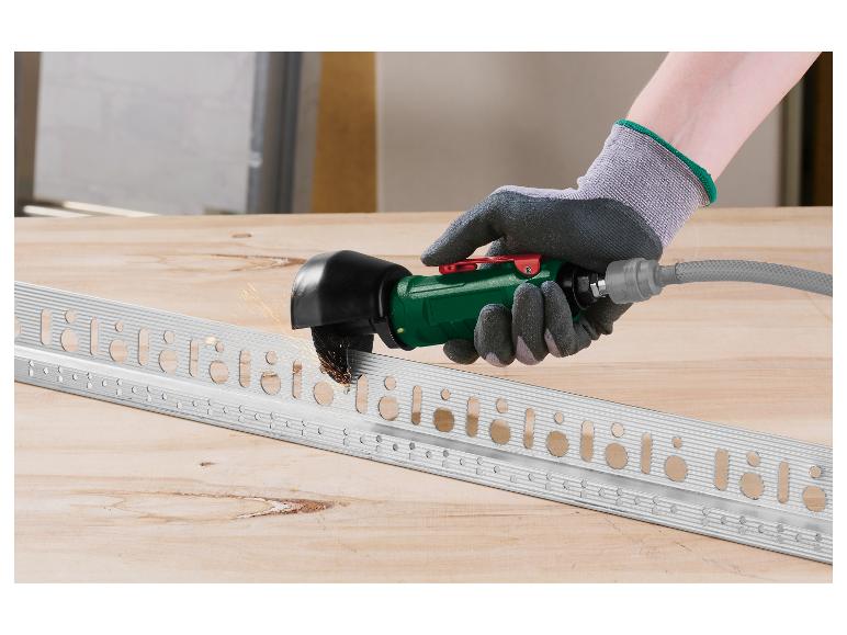 Gehandschoende hand gebruikt een haakse slijper om een metalen profiel op een houten werkbank te snijden.
