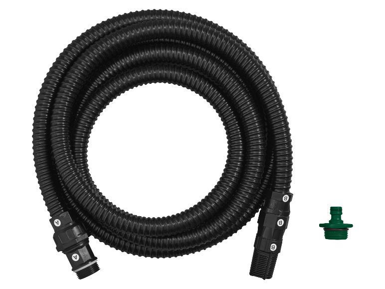 Zwarte geribbelde slang met kraanaansluiting en groene adapter.