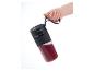 Hand houdt SilverCrest draagbare blender vast met rode smoothie.