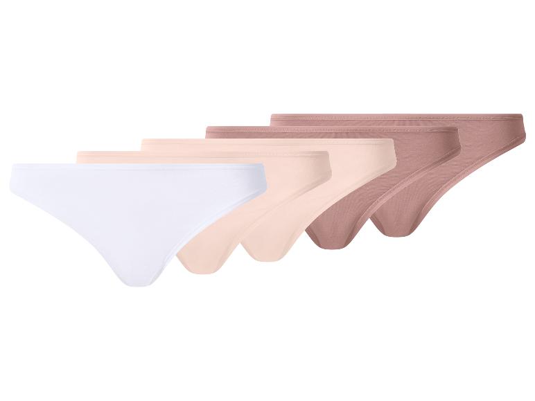 Vijf slips in wit, beige en roze tinten, met een eenvoudig en comfortabel ontwerp.