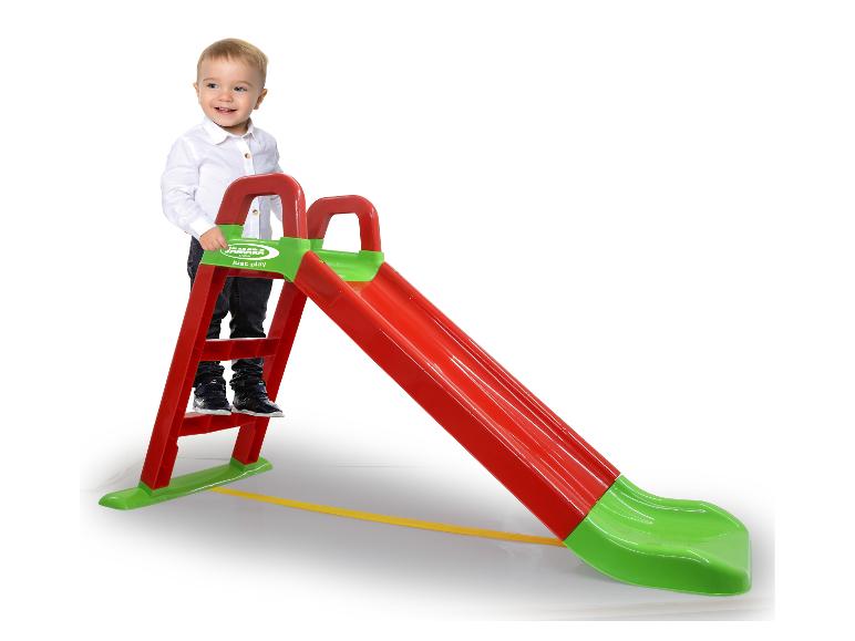 Kind speelt op een rood-groene glijbaan van Jamara.