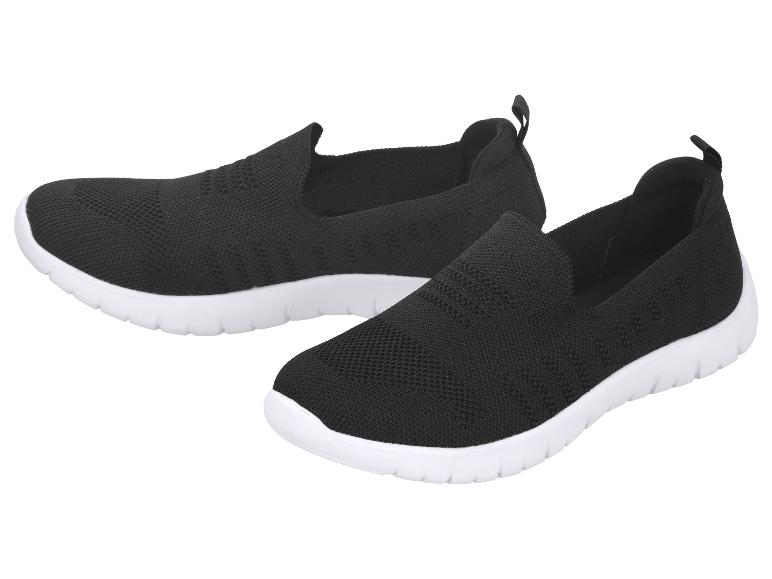 Zwarte, lichtgewicht slip-on sportschoenen met witte zolen.