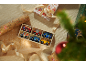 Houten speelgoedauto's in een doos, ingepakte cadeaus en een kerstboom.