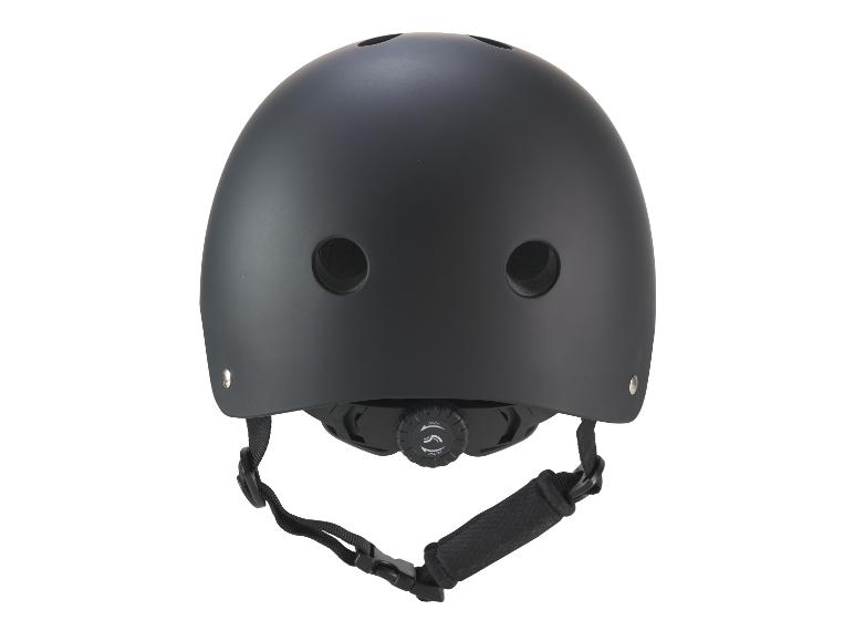 Zwarte fiets- of skatehelm met ventilatieopeningen en verstelbare riem