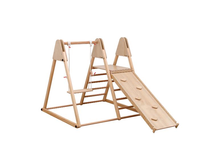 Houten speeltoestel met schommel en glijbaan met handgrepen.