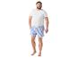 Wit T-shirt en blauw gestreepte shorts voor heren.