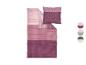 Beddengoed in roze en paarse tinten met geometrisch patroon, met kleurenpalet.