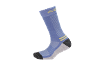 Blauwe sportsok met gele, grijze en zwarte details.
