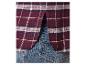 Bordeauxrood geruit overhemd met split aan de zoom, gedragen over jeans.