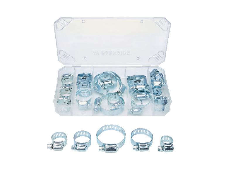Een doorzichtige plastic doos gevuld met diverse maten metalen slangklemmen, met drie klemmen eronder weergegeven.