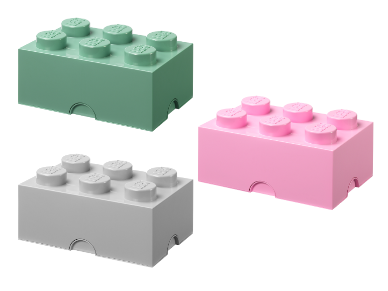 Drie LEGO-stenen in groen, grijs en roze.