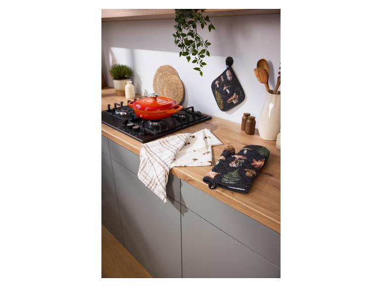 LIVARNO home ovenwant en pannenlap op het aanrecht.