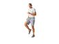 Man in grijze sport shorts en t-shirt.