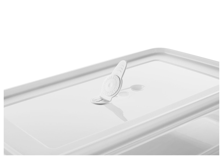 Witte plastic opbergdoos met deksel en klikmechanisme.