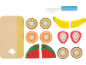 Houten speelgoed snijplank, mes en diverse vruchten zoals kiwi, sinaasappel, banaan, aardbei, watermeloen en passievrucht.