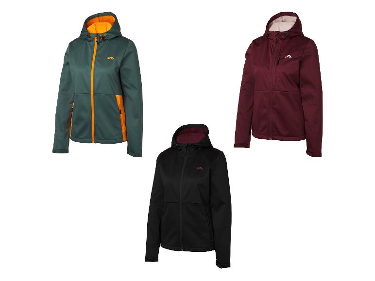Drie softshell jassen met capuchon in verschillende kleuren.
