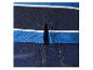 Marineblauw, blauw en wit gestreept poloshirt met zijsplitten, gecombineerd met jeans.