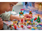 Kind speelt met een speelgoed adventskalender met mini-prinsessenpoppen en een kasteel.
