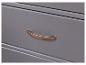 Grijze commode met messingkleurige handgrepen.