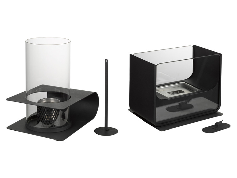 Twee zwarte vuurkorven met glazen bescherming.