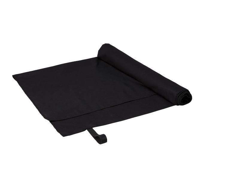 Opgerolde zwarte sportdoek, perfect voor yoga of de sportschool.
