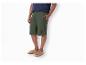 Shorts en sandalen: Een man draagt olijfgroene shorts met een "Surf Rider" logo en sandalen.