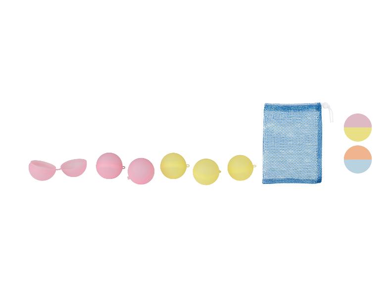 Herbruikbare waterballonnen in roze en geel met een blauwe nettas en kleurstalen.