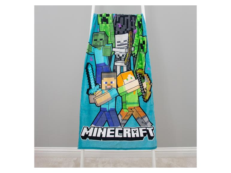 Videogame-handdoek met personages en monsters, met de tekst „MINECRAFT”.