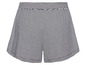 Zwarte en witte gestreepte shorts.