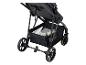 Zwarte kinderwagen met een opbergmand met babybenodigdheden.