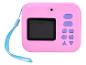 Roze digitale kindercamera met scherm en paarse knoppen, en een blauwe polsband.
