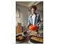 Man houdt een oranje SILVERCREST® Premium gietijzeren braadpan vast.