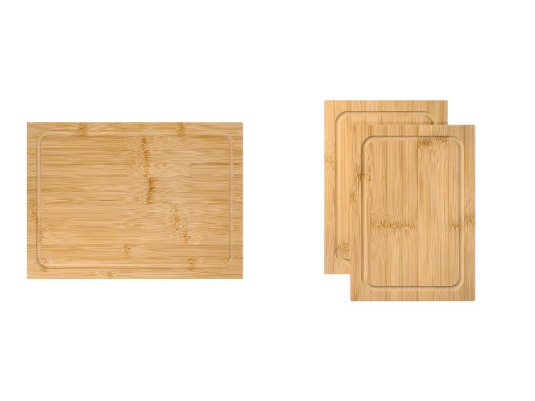 Twee bamboe snijplanken, één grote en twee kleinere, op elkaar gestapeld.