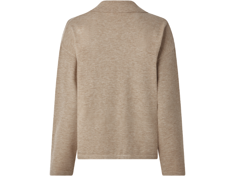 Beige gebreide trui met polokraag, achteraanzicht.