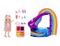 Pop met roze haar, badkleding, regenboogzwembadglijbaan en kleine accessoires.