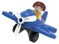 Een blauwe speelgoedvliegtuig met een piloot
