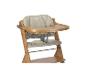 Houten kinderstoel met lichtbeige bekleding en dienblad.